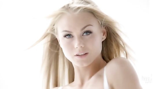 Русская красавица села на лицо парню, эротика с элементами БДСМ