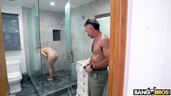 Отчим дает понять лесбиянкам, что член может быть лучше