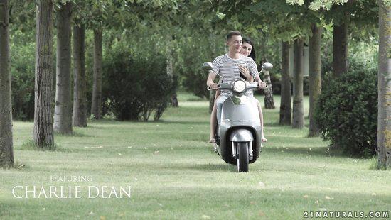 Привёз в парк красивую брюнетку и чпокнул в попку на свежем воздухе