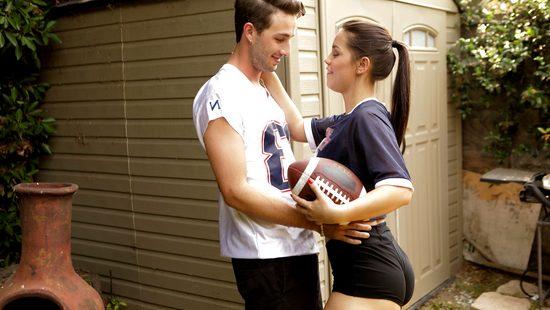 Начинающая футболистка после тренировки соблазнила симпатичного друга