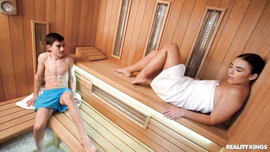 Скромно потеет, но смело кончает