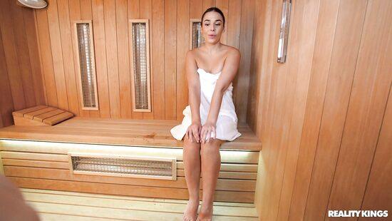 Скромно потеет, но смело кончает