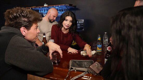 Барменша-невидимка на смене