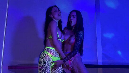 Неон, но это не синтвейв