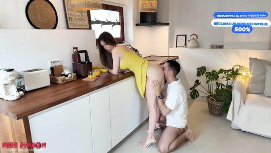 Девушка в пролёте, но не без оргазма