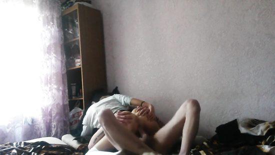 Домашний секс брюнетки в чулках на вебкамеру