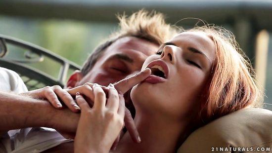 Вывез рыжую любовницу на природу и выебал на террасе с видом на горы