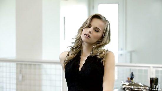 Секретарша спалилась за дрочкой и отдалась боссу