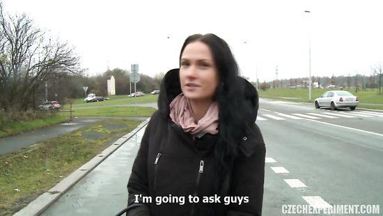 Чешка отсосала прохожему и отдалась в лесу