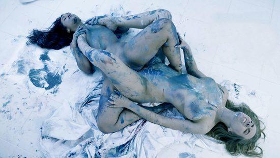 Натурщица и художница обмазали свои тела красками и ласкают мокрые киски