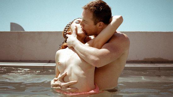 Тёлочка пишет статью в офисе и кончает от возбуждения