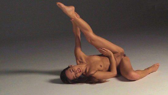 Украинская красотка позирует для известного порно журнала