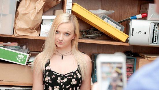 Мужик на складе прогибает блондинку и трахает ее в киску