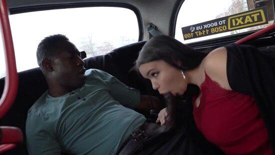 Женский пикап в такси