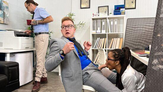 Работа кипит, пока член стоит