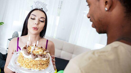 Ты погасила свечи, загадала желание