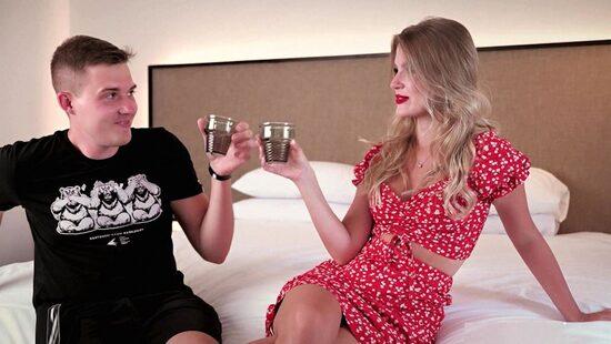 Вино сухое, а Элли Мур мокрая