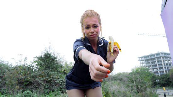 Кто же ест член как банан? Его сосать нужно!