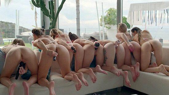 Кукольный дом с кучей лесбиянок