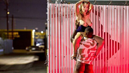 Пока все чиксы в клубе танцуют